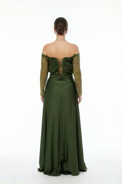 فستان سهرة بمقاسات كبيرة من الساتان الكاكي بتصميم الكورسيه